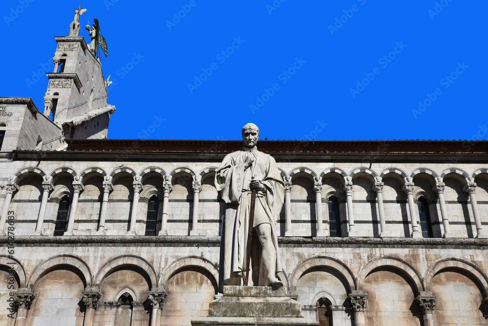 Statue sur la place du Duomo à Lucca en Toscane. Italie	