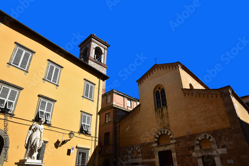 Petite place dans le vieux Lucca en Toscane. Italie 