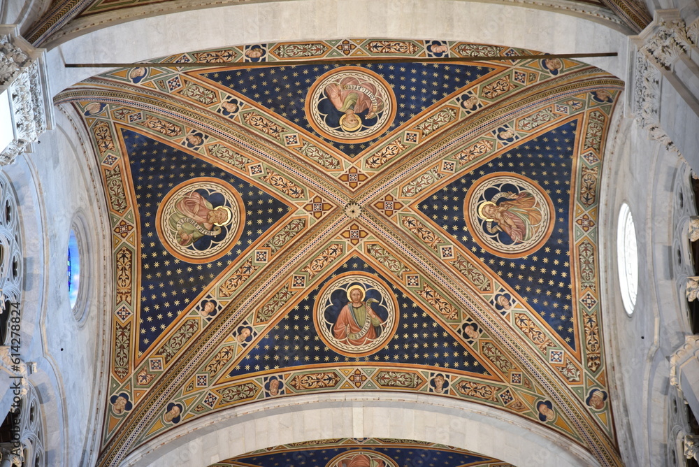 Voûte décorée du Duomo de Lucca en Toscane. Italie