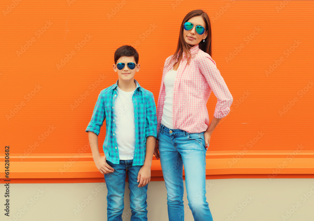 Φωτογραφία Stylish happy smiling mother with son teenager posing together in sunglasses, ch