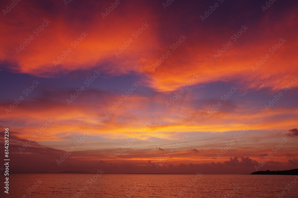 沖縄県小浜島　トゥマールビーチから見た朝焼け