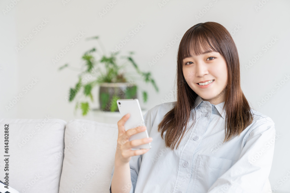 スマホを見る若い女性