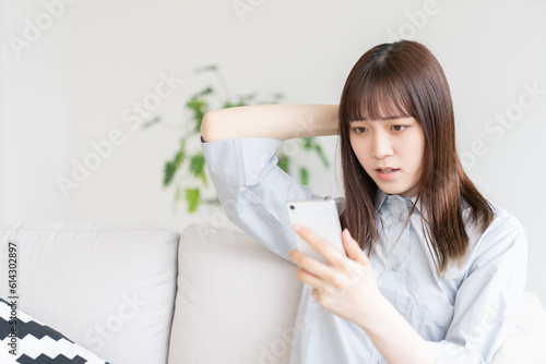 スマホを見る女性 考える