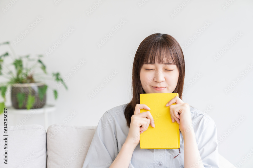 本を読む若い女性 本を読む若い女性