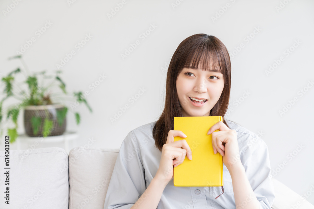 本を読む若い女性