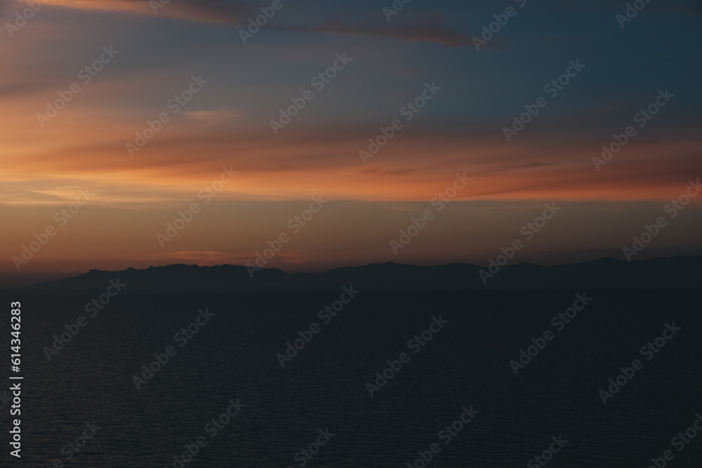 Sonnenuntergang am Meer mit Blick auf eine Insel