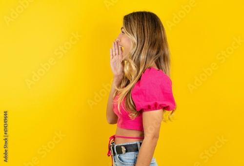 Obraz na plátne Half-faced close up portrait of astonished amazed young blonde woman wearing pin