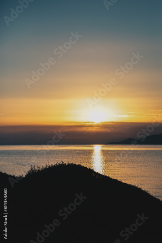 Magischer Sonnenaufgang am Meer in Olbia, Sardinien