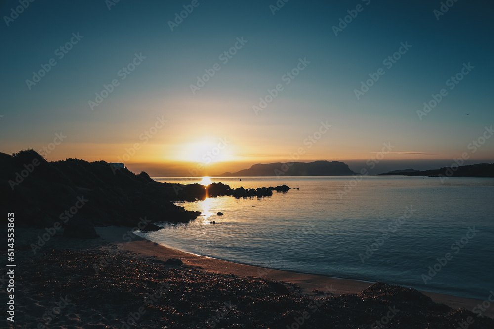Magischer Sonnenaufgang am Meer in Olbia, Sardinien