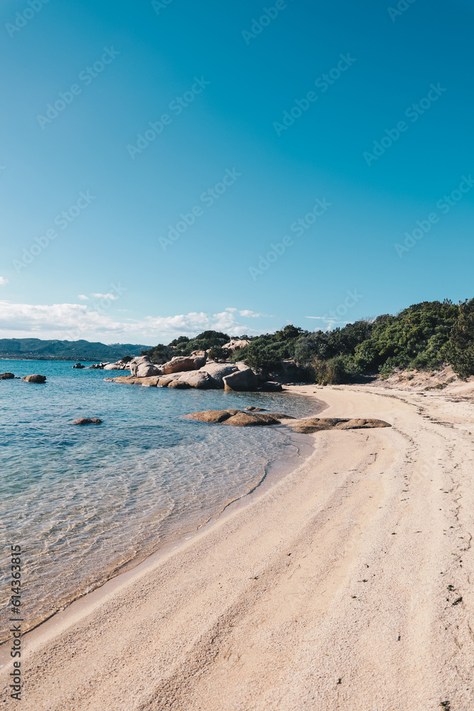 Traumhafter einsamer Strand mit kristallblauem Wasser und schöner Natur auf Sardinien in Italien