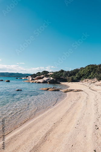 Traumhafter einsamer Strand mit kristallblauem Wasser und schöner Natur auf Sardinien in Italien