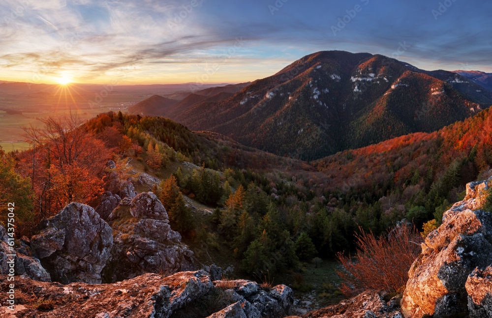 Obraz premium Mountain at sunset with sun and forest