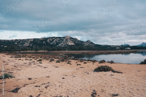 Sardische Landschaft am Meer mit Blick in die Berge von Olbia