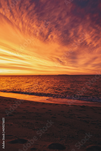 Traumhafter Sonnenuntergang am Strand mit Blick auf das Meer, Sardinien, Italien