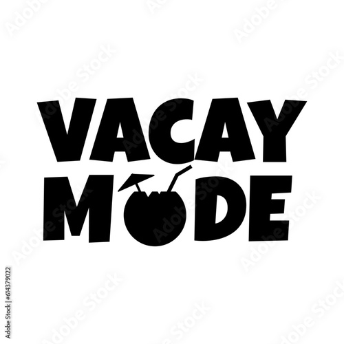 Logo vacaciones de verano. Bar hawaiano. Letras de la palabra Vacay Mode con silueta de bebida de agua de coco en lugar de letra O