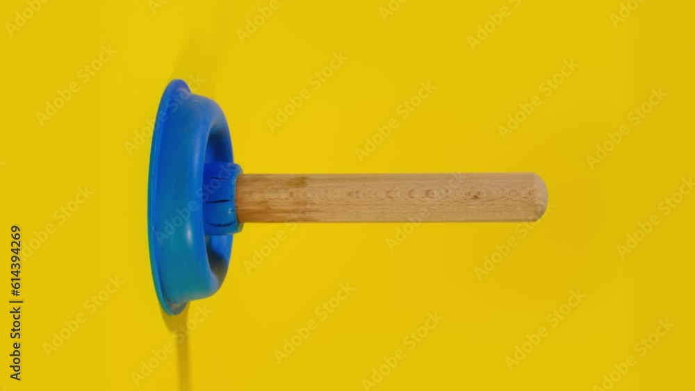Toilet plunger su sfondo giallo Toilet plunger su sfondo giallo