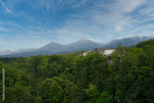 森と青空と山と建物