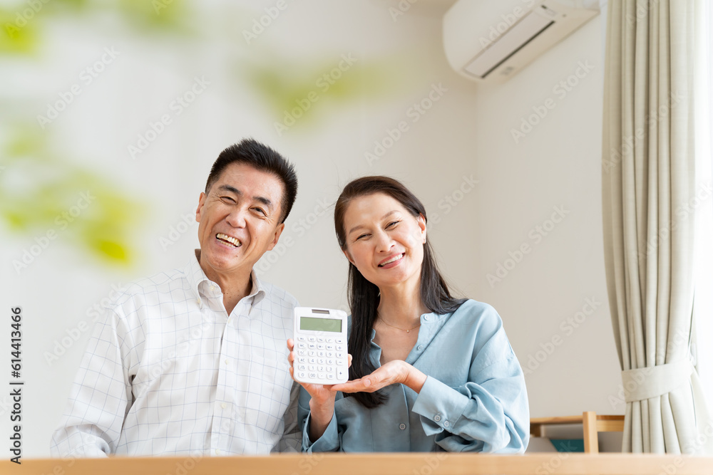 Obraz premium 電卓を持つシニア夫婦