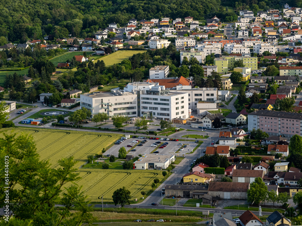 Panoramablick auf das Landesklinikum in Hainburg an der Donau
