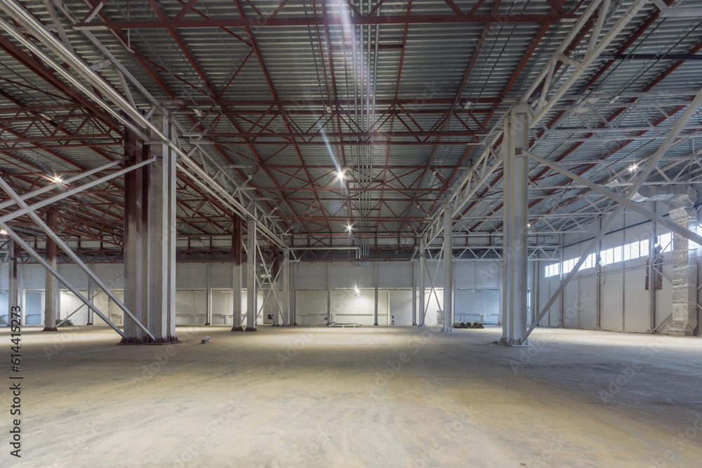 Spacious modern empty warehouse. Warehouse premises with final finishing. Metal bearing structures. Spacious modern empty warehouse. Warehouse premises with final finishing. Metal bearing structures.