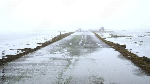 Droga na Holy Island (Lindisfarne Northumberland) Wielka Brytania podczas odpływu w mglisty poranek.  photo