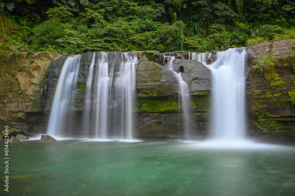 Its large cliffs are popular for jumping, and there is a safe swimming pool. Lingjiao Waterfall is located in Pingxi District, New Taipei City