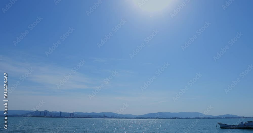 綺麗な海の博多湾と船