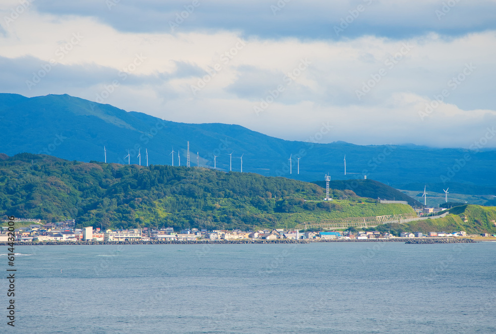 北海道の道南にある乙部町の北緯42度岬から見た江差側の海岸線