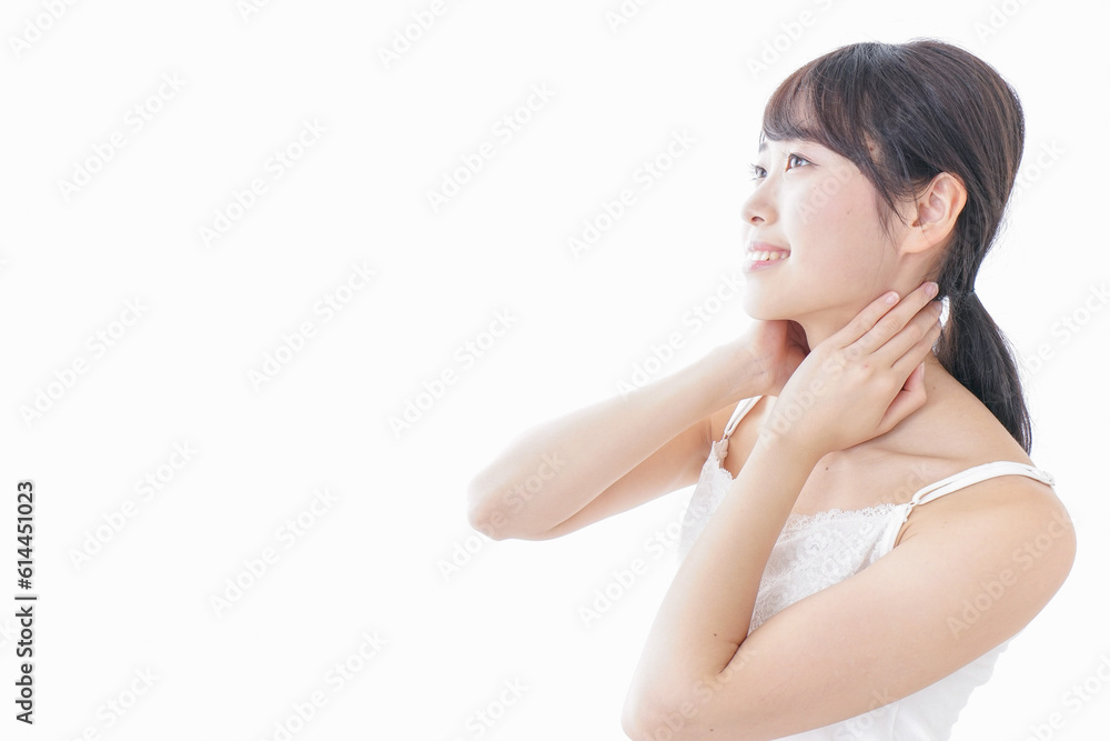 マッサージをする若い女性 マッサージをする若い女性