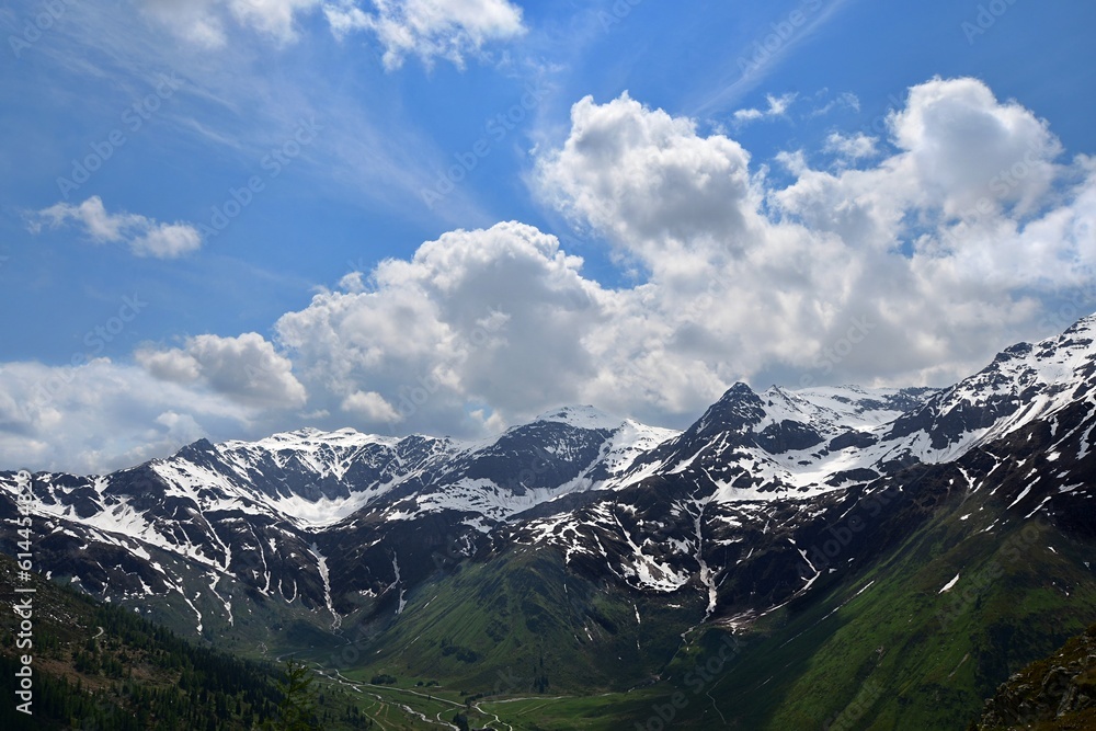 Panorama szczytów nad doliną w Sportgastein (Austria)