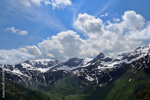 Panorama szczytów nad doliną w Sportgastein (Austria)