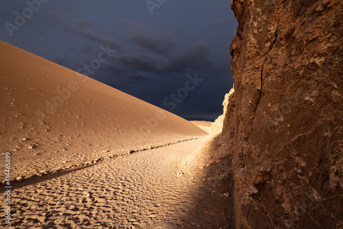 Sentiero sabbioso nella Valle della Luna nel deserto di Atacama photo