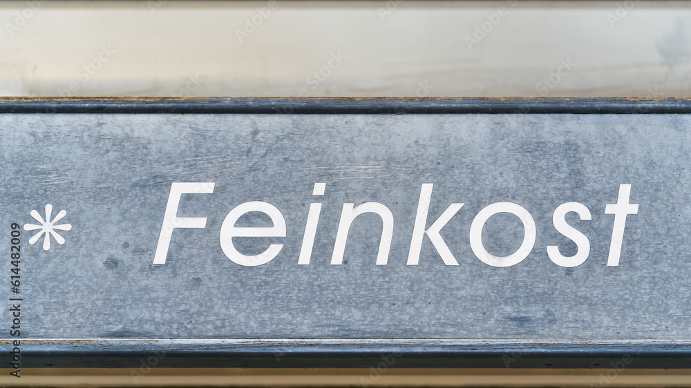 Schriftzug Feinkost über dem Eingang zu einem Geschäft in der Altstadt von Goslar in Deutschland Schriftzug Feinkost über dem Eingang zu einem Geschäft in der Altstadt von Goslar in Deutschland