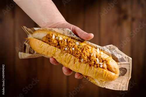 Mano con hotdog listo para compartir (ID: 614494042)