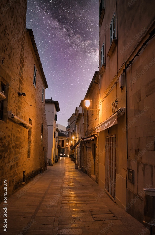 Obraz premium pueblo de alcudia bajo la estrellas