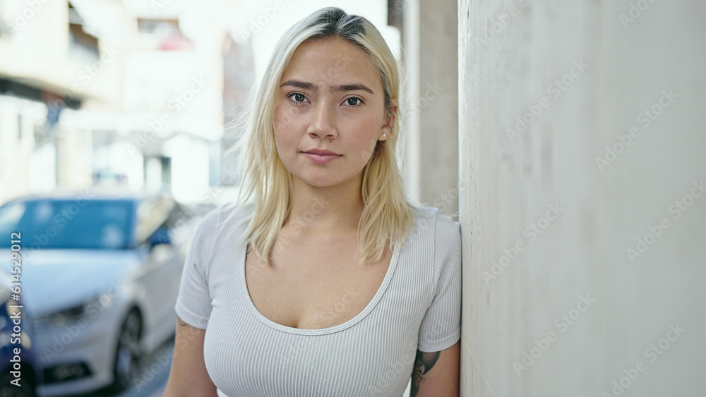 Naklejka premium Young beautiful hispanic woman standing with serious expression at street