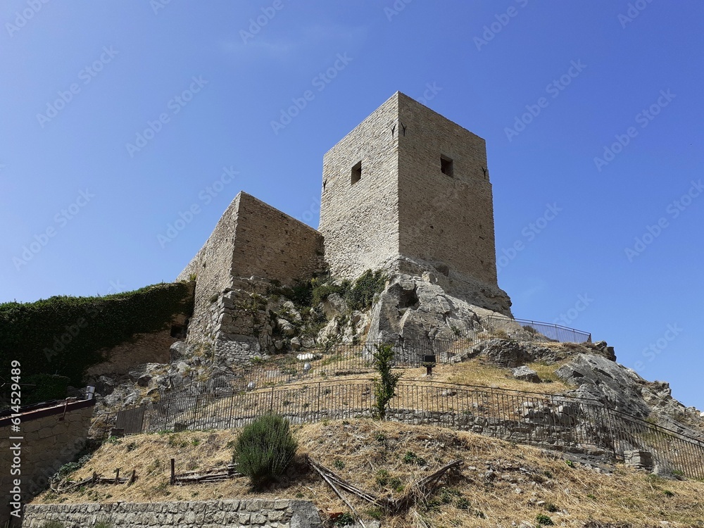 Torri medievali svettanti al cielo, Castello di Montalbano Elicona