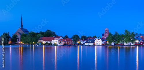 Fényképezés Blue hour panoramic view of Vadstena townscape at the lake of Vattern with the f