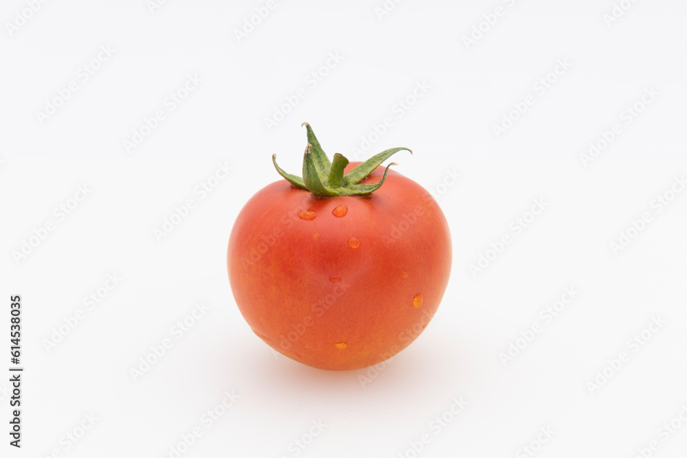 Tomate natural, aislado en blanco Tomate natural, aislado en blanco
