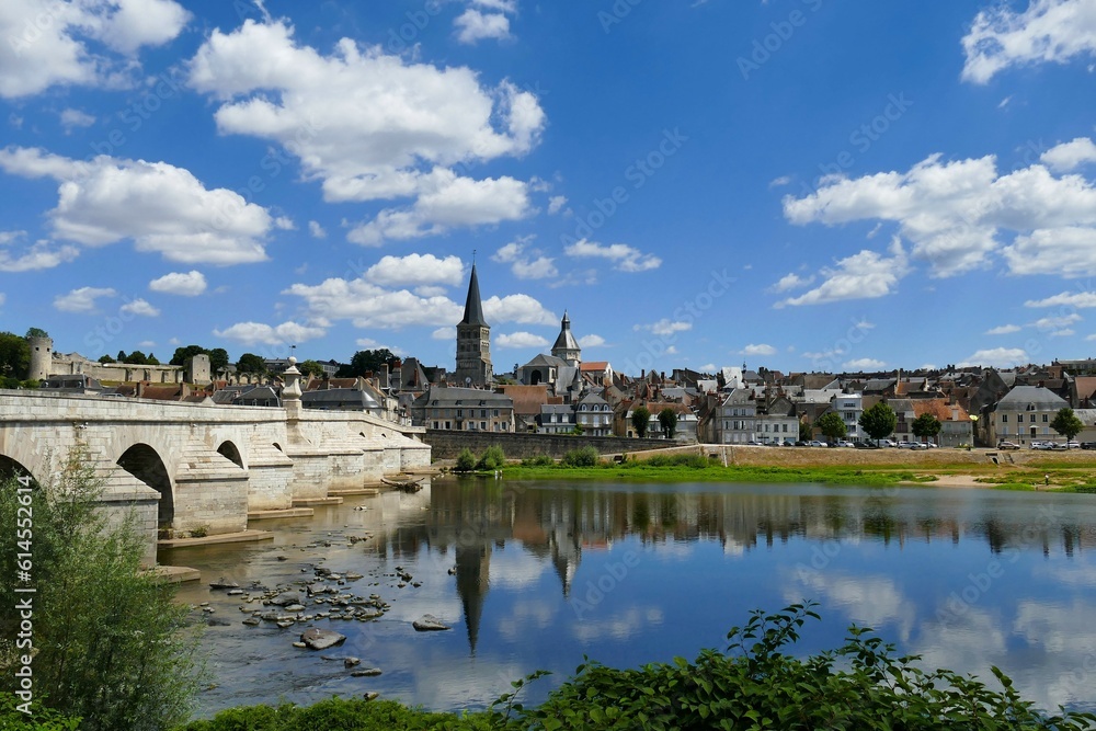 La ville de La Charité-sur-Loire au bord de la Loire