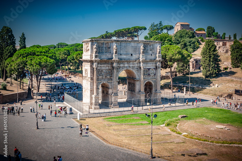 Vista maravillosa del horizonte de Roma en la puesta del sol con St Peter Cathedral, Roma, Italia photo