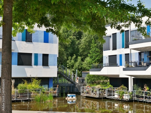 Gebäude am Kanal im Inselpark Wilhelmsburg Hamburg © Clarini
