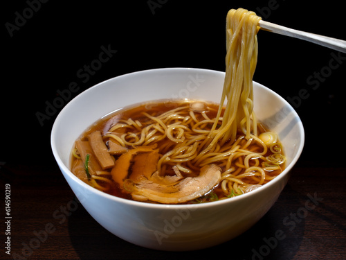 	醤油ラーメン　箸で持ち上げ　黒背景　俯瞰