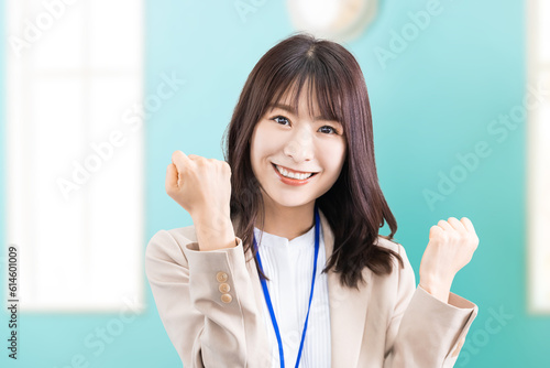 Canvas Print ガッツポーズをする笑顔の日本人ビジネスウーマン