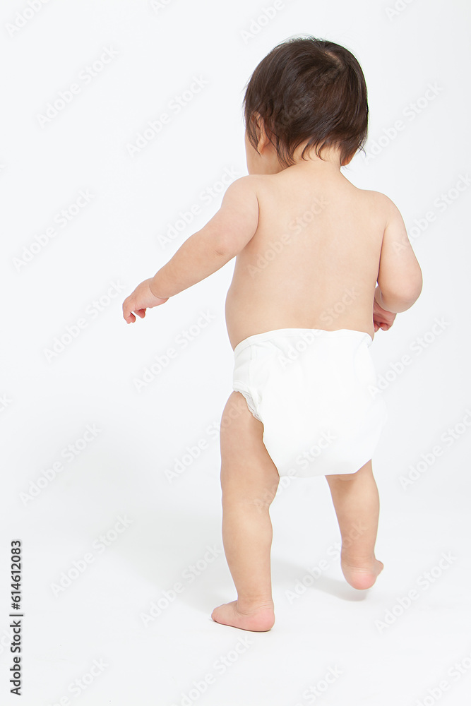 裸で歩く赤ちゃんの後ろ姿 裸で歩く赤ちゃんの後ろ姿