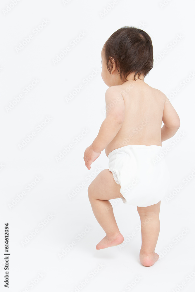 裸で歩く赤ちゃんの後ろ姿 裸で歩く赤ちゃんの後ろ姿