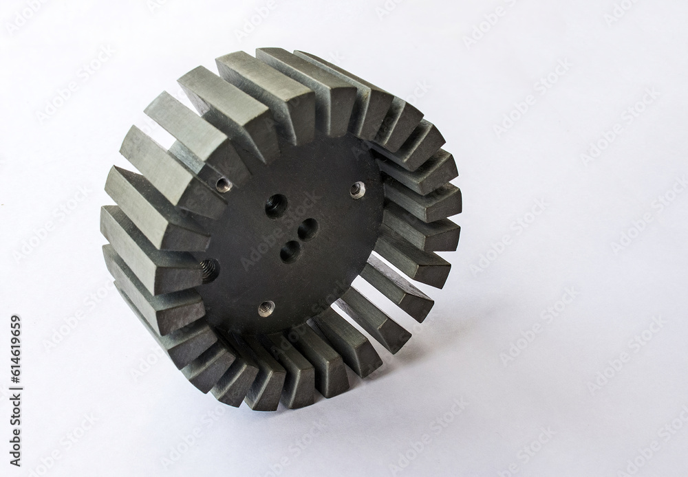Round metal heatsink with cooling fins for high power transistor with