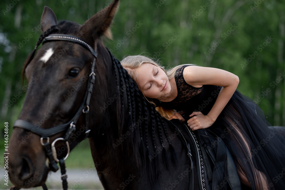 Obraz premium the girl leaned her head on the horse and closed her eyes
