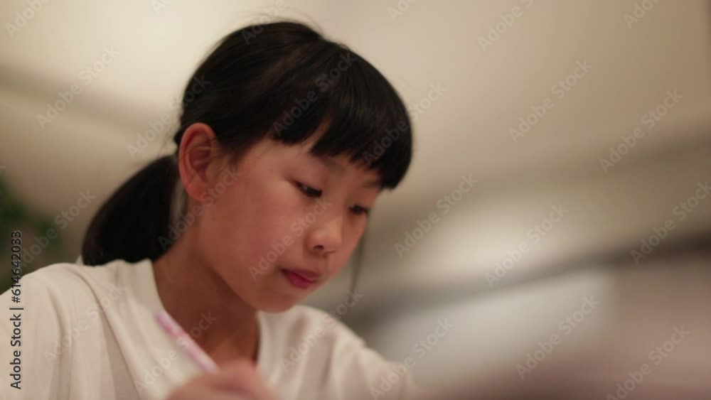 夏の自習室で宿題をして勉強する小学生の女の子の様子 夏の自習室で宿題をして勉強する小学生の女の子の様子