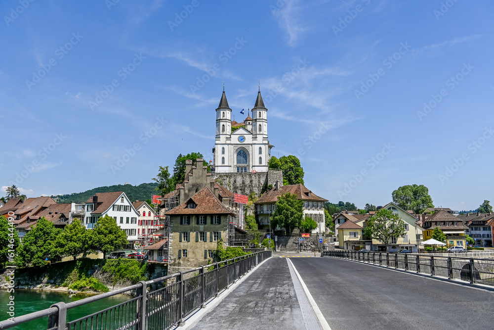 Obraz premium Aarburg, Kirche, Festung, Aare, Fluss, Altstadt, Altstadthäuser, Aargau, Zofingen, Aussichtspunkt, Sommer, Sommertag, Sommerwanderung, Schweiz